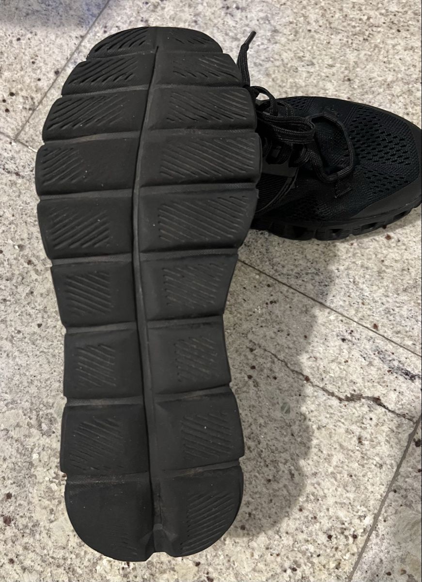 On Scarpe da uomo: On Cloudrunner, All Black, Grösse 39, Top Zustand! – Usato da Uster venduto da Family_Boutique 3