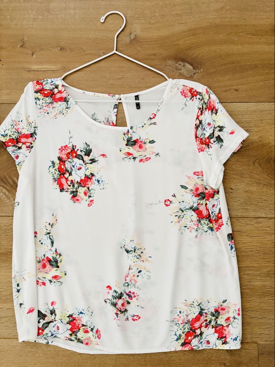 Only Blusen: ONLY Blusenshirt weiss mit Blumenmuster - Grösse 36 – Gebraucht aus Ennetbürgen von Evelyne_G