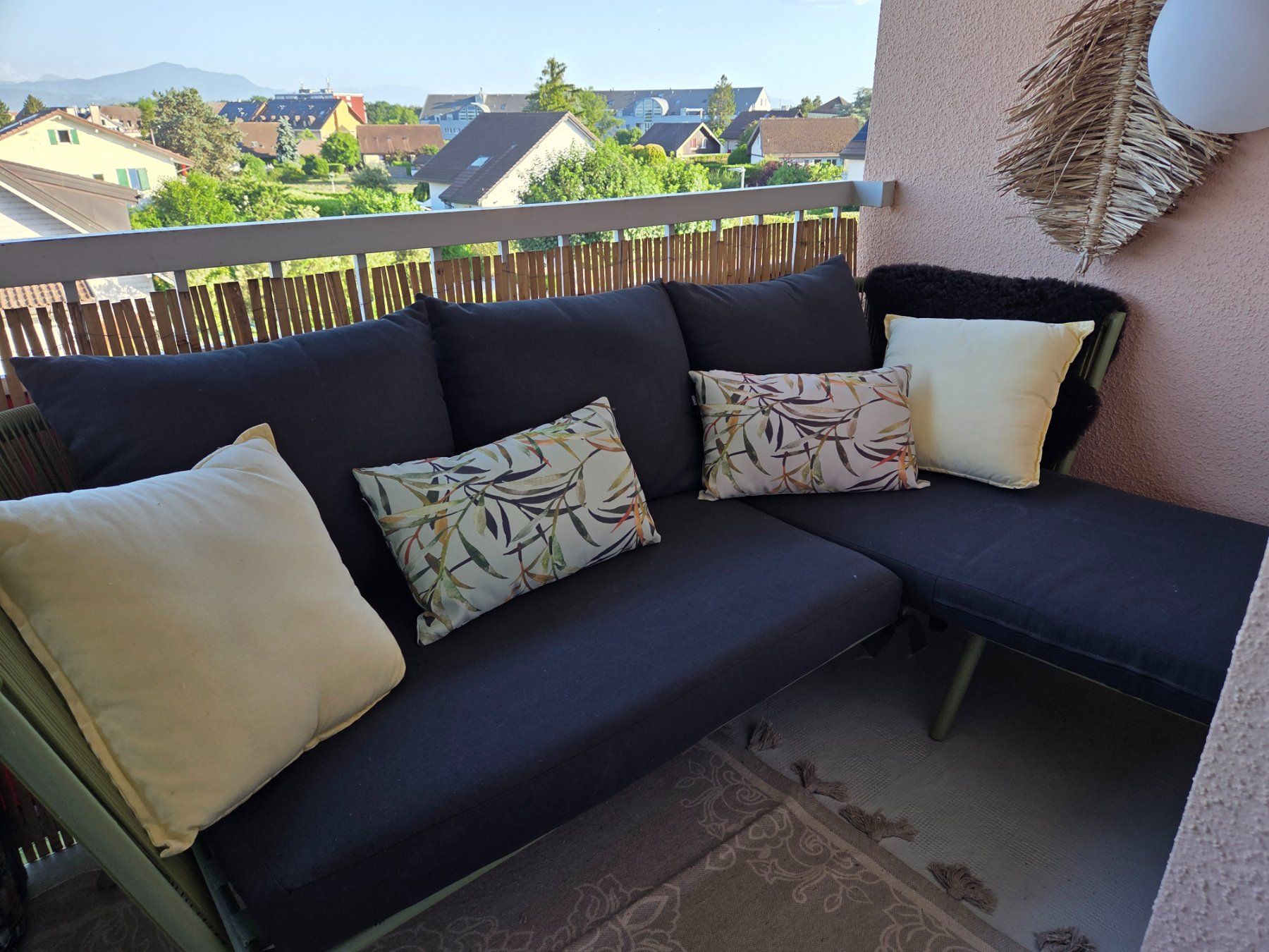 Divani: À vendre canapé de balcon avec méridienne – Usato da Gland venduto da flo_2g9z 1