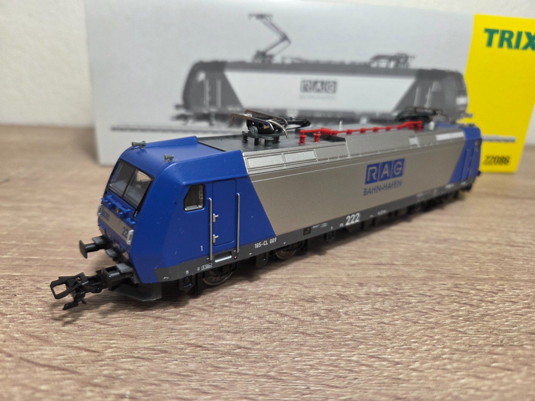 Trix Modellini di ferrovie: Trix 22086 E-Lok BR 185 RAG Digital H0 – Usato da St-Aubin-Sauges venduto da Lo_Go 2