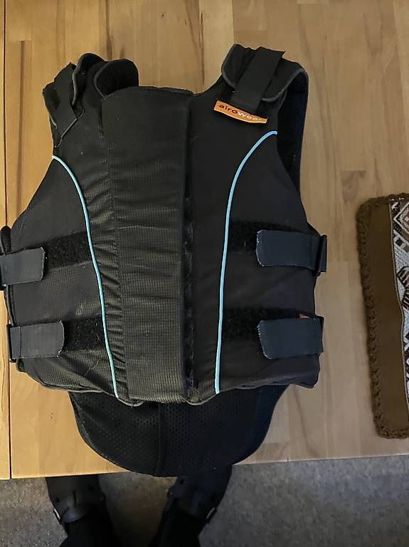 Protezioni & Imbottiture: Airo wear outlyn Reitweste Gr. Y4 regular – Usato da Uttwil venduto da julesonne