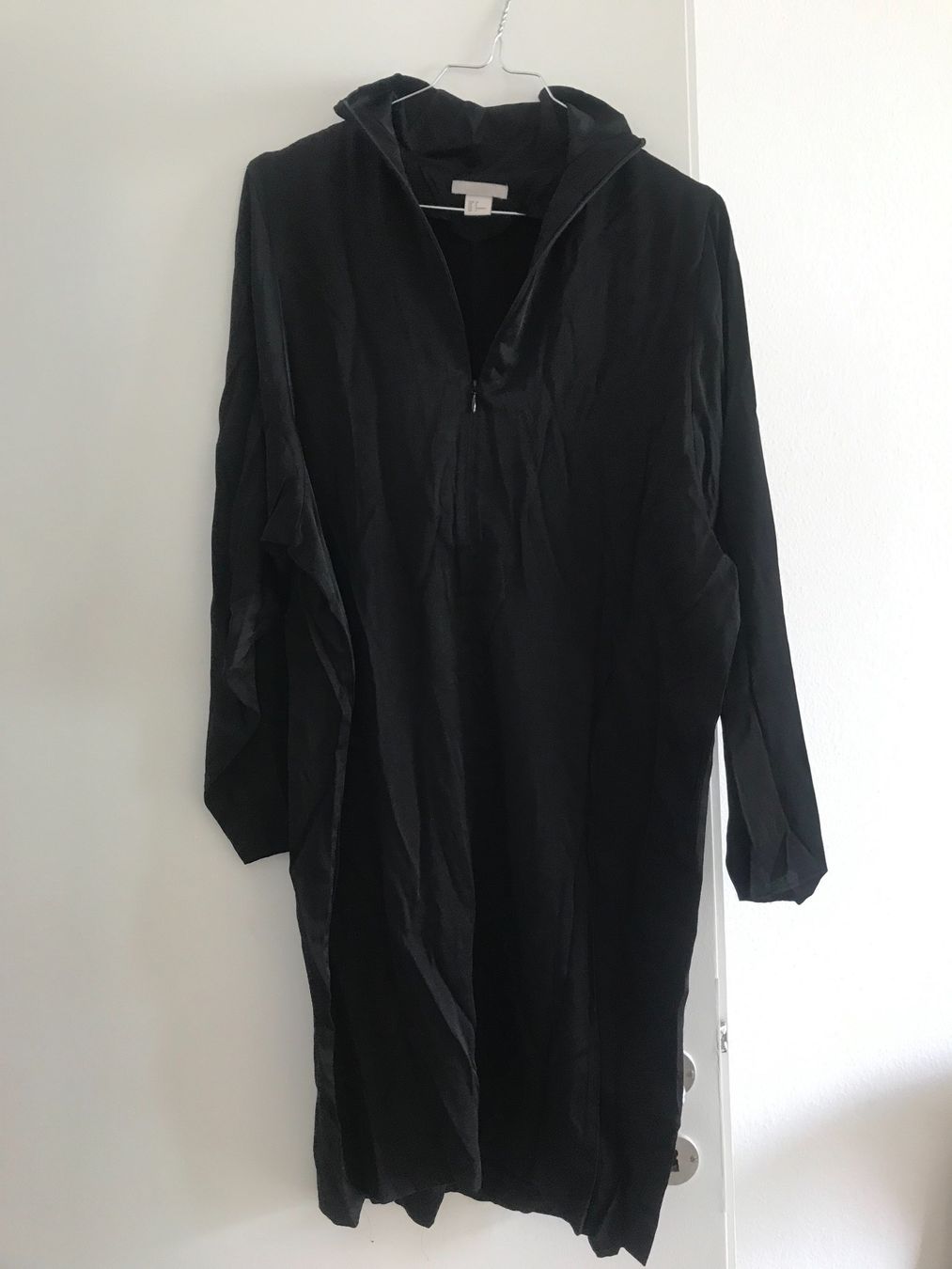 H&M Kleider: Schwarzes Satin Kleid, Gr 34 – Gebraucht aus Zürich von mybuybye