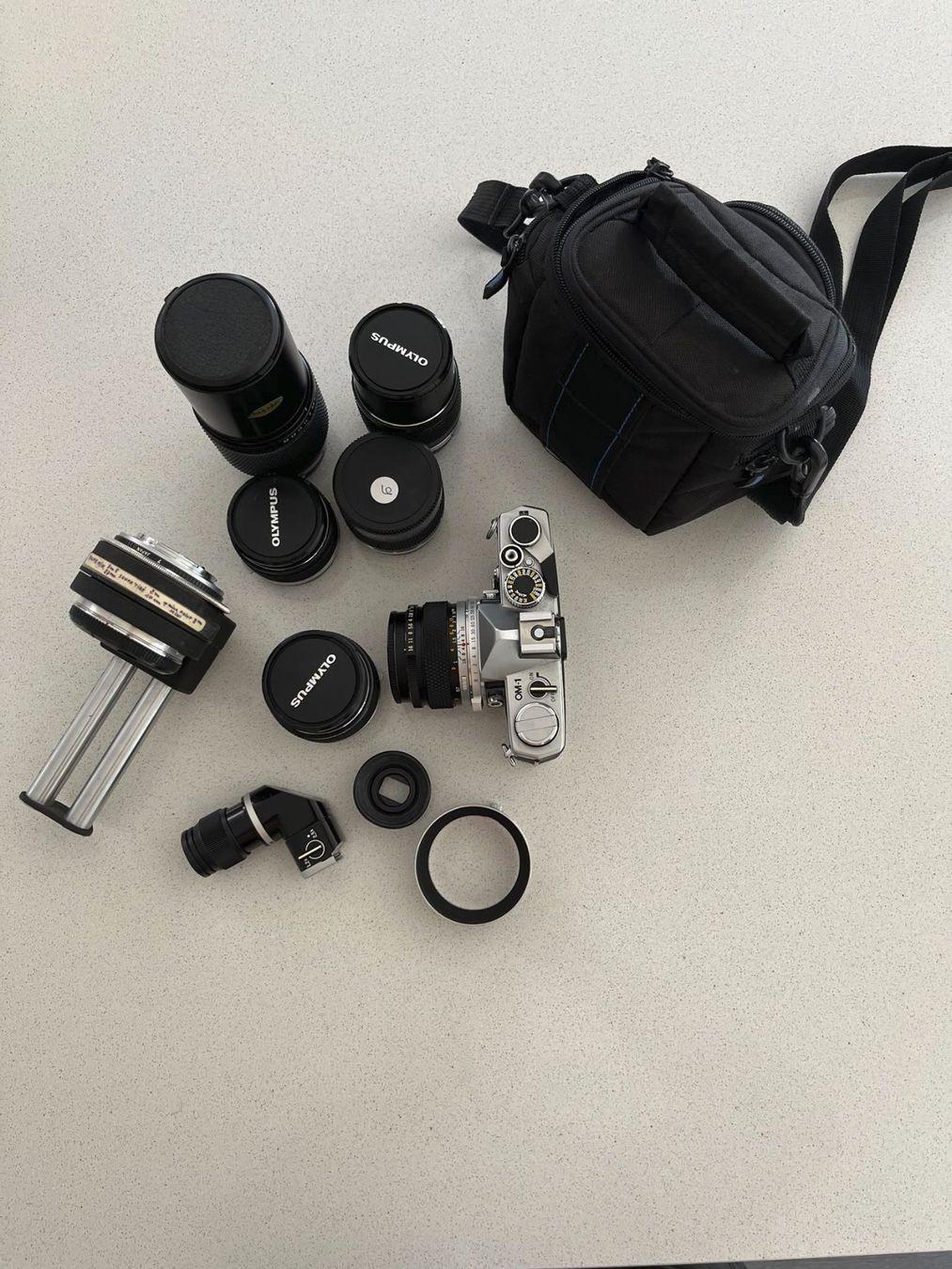 Olympus Fotocamera: Olympus OM-1 argentique avec 5 objectifs Zuiko – Usato da Sugiez venduto da pac_5swd