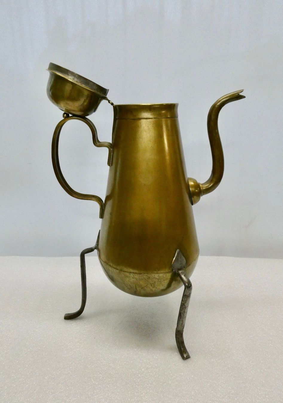 Caraffe: antike Deckelkanne mit filigranen Füsschen – Usato da Lüchingen venduto da Eeizo 4