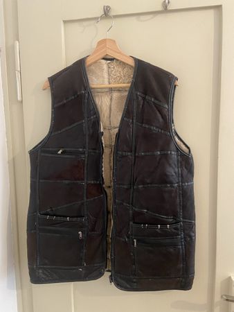 Braune Leder-Weste mit Fell-Futter