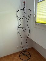 Dekorativer Kleiderständer Frauenfigur aus Metall