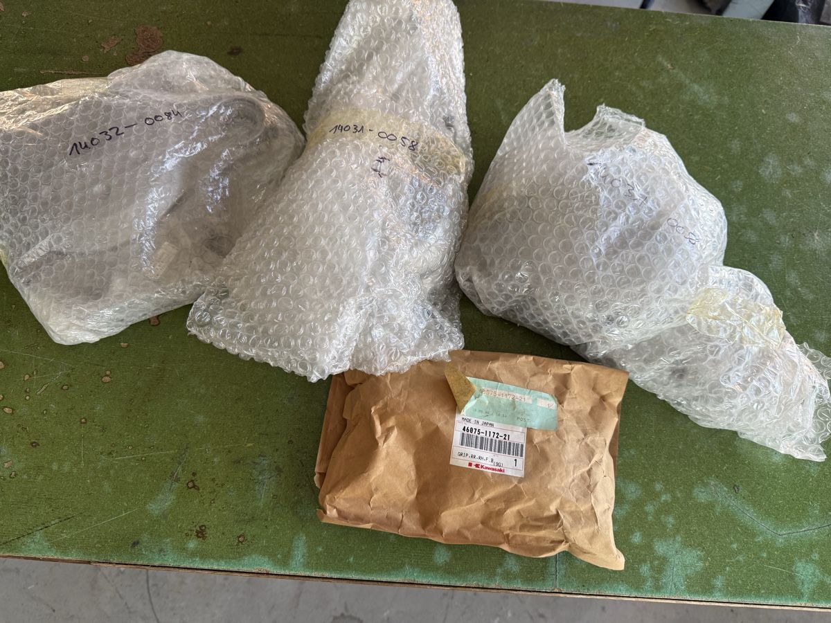 Alle Motorradersatzteile: Original Kawasaki Ersatzteile Set – Gebraucht aus Buochs von 18-84