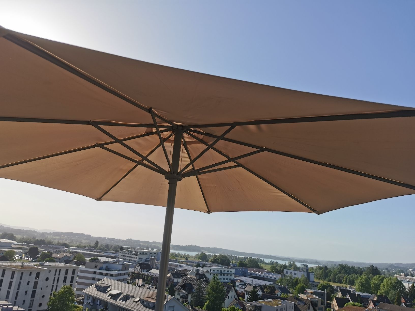 Parasols: Grosser Sonnenschirm für Garten oder Balkon – D'occasion à Wetzikon ZH par Tothart 4