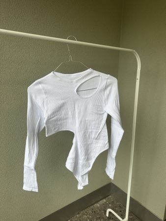 Schönes, verspieltes Oberteil in Weiss