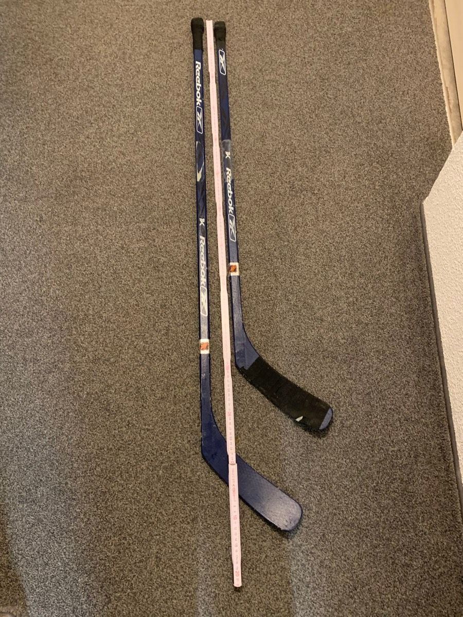 Reebok Bastoni & Pale: Zwei Eishockeyschläger Reebook Multilam MS + 2 Pucks – Nuovo (secondo la descrizione) da Erlenbach ZH venduto da Ritschly