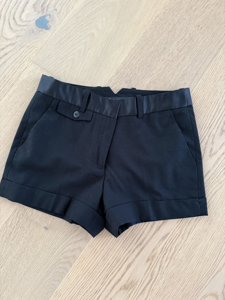 Zara Pantaloni: Schwarze Zara Basic Shorts, Grösse XS – Usato da Richterswil venduto da KAYLEIGH_77