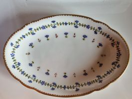 Plat en porcelaine style Meissen, décor floral doré 30 cm.