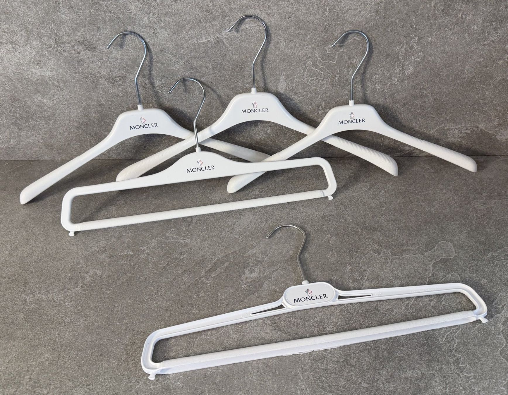 Appendiabiti: MONCLER Kleiderbügel im 5er Set  ... – Nuovo e nell'imballaggio originale da Chur venduto da Papageibarsch77 1