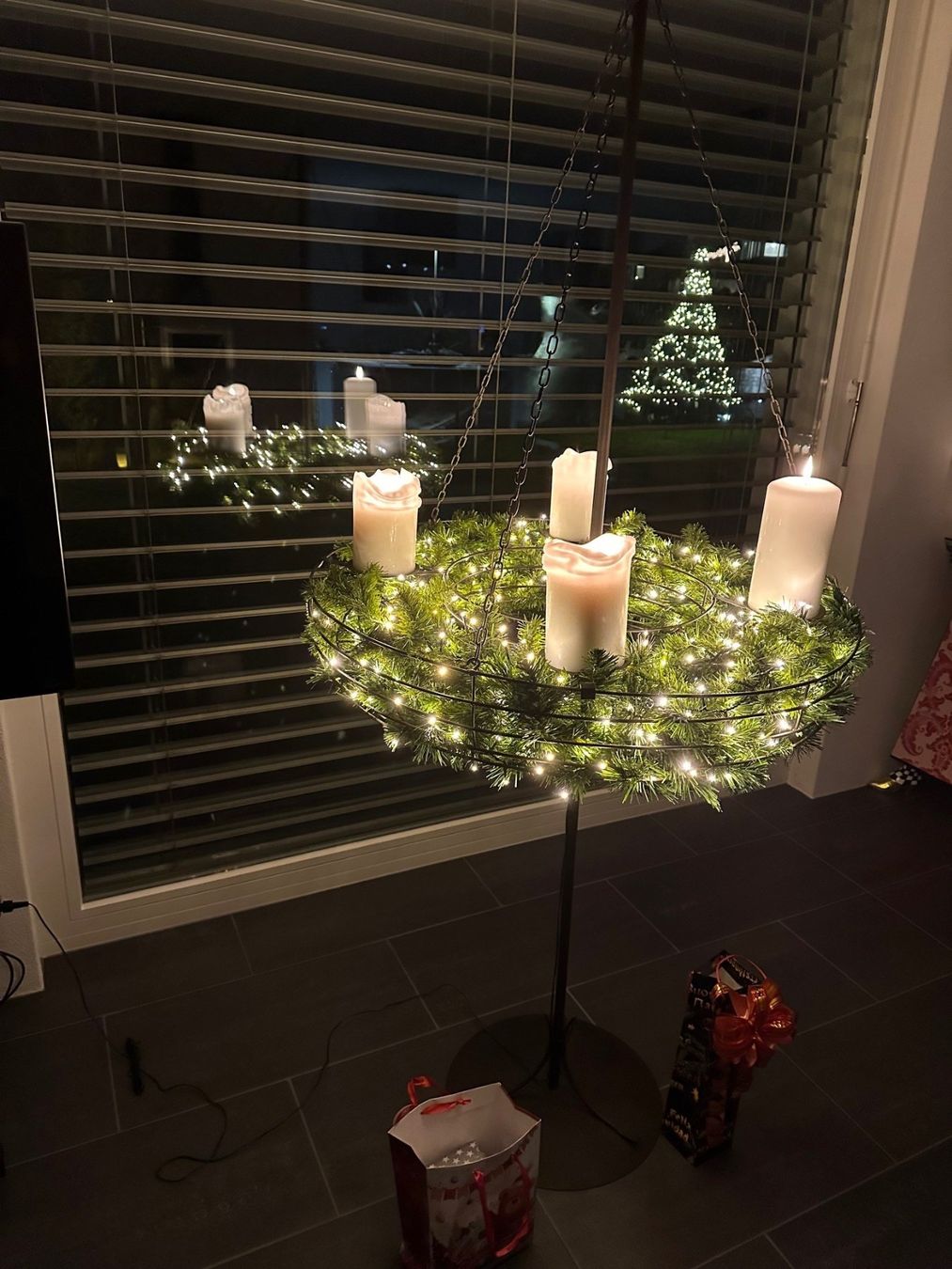 Kerzenständer: Großer Adventskranzständer mit schwebendem Korb und Deko – Gebraucht aus Eschlikon TG von Modos 5