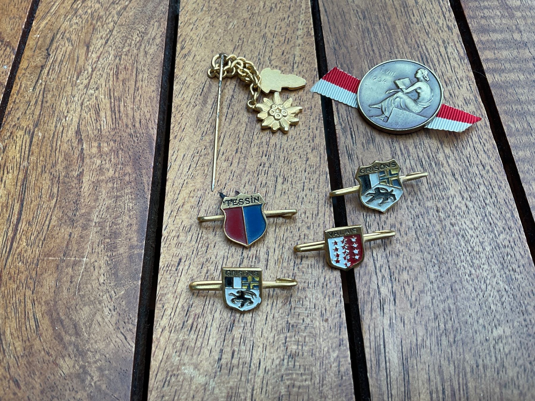 Swiss Placchette & Badge: 6 Anciens Pins Suisse – Usato da Savigny venduto da ron_q529