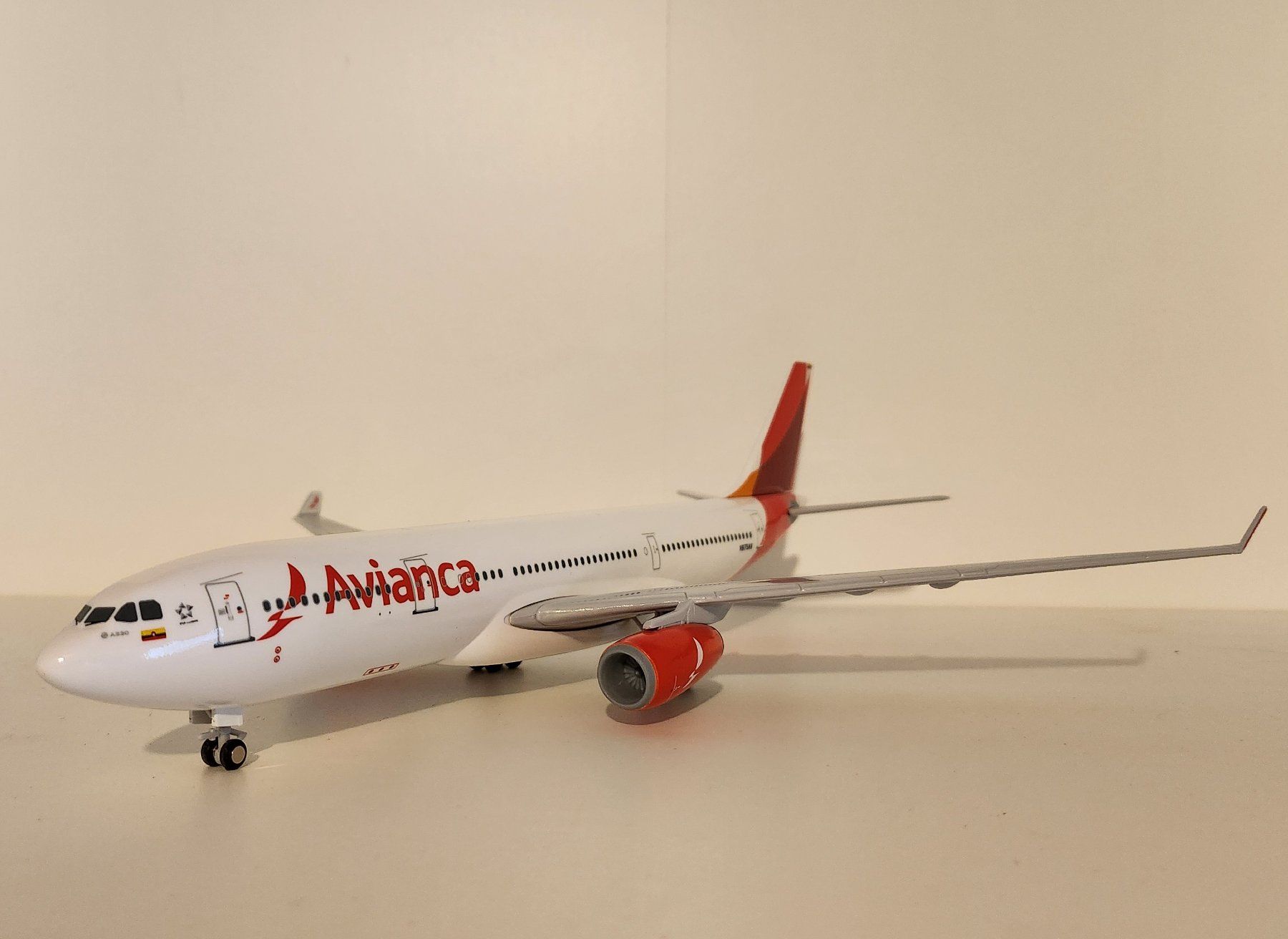 Kit di modellismo & Modellini statici: Skymarks Avianca Airbus A330-200 – Nuovo (secondo la descrizione) da Wittenwil venduto da ced_q8j7 2