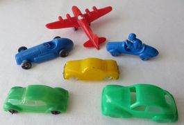 6 PLASTK SPIELZEUG AUTO, FLUGZEUG, FERRARI, RENNWAGEN 50er J