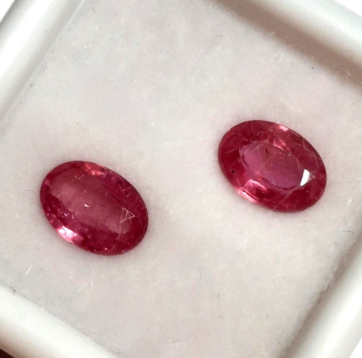 Edelsteine: 2x Rubis ovales 7x5 mm - Valeur 80.- Fr – Neu (gemäss Beschreibung) aus Grimisuat von Valgem