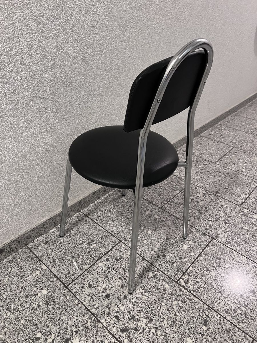 Chaises: 4 Stühle, schwarz, Metallgestell – D'occasion à Winterthur par T890251 3