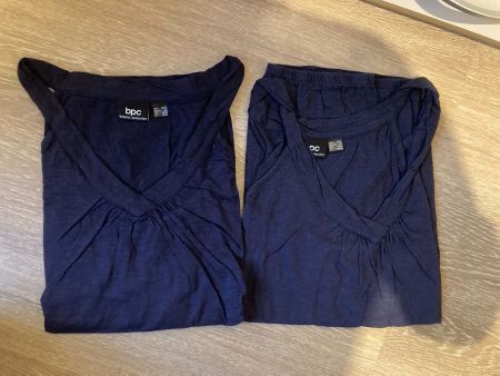 2x dunkelblaue Tops Gr. 48/50