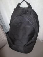 Schwarzer Freizeitrucksack - mit Bauchgurt wenig gebraucht