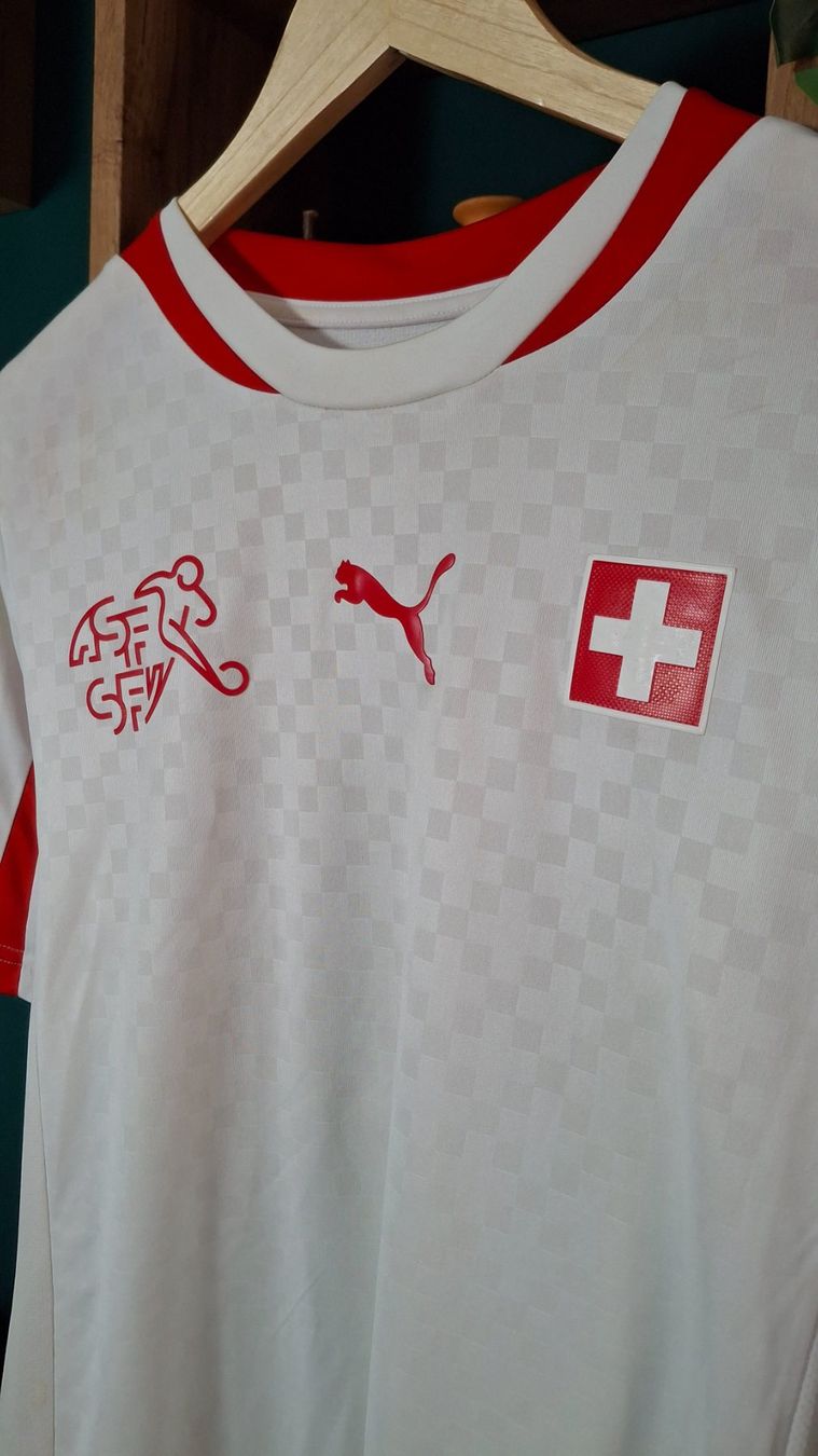 Schweizer Nati Canottiere & Pantaloni: Switzerland player version 2012 Nati puma – Usato da Yverdon-les-Bains venduto da flo_8fgr 2