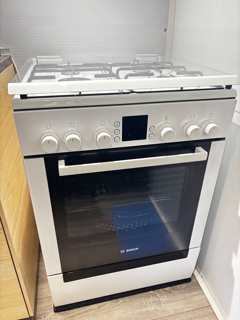 Cuisinières: Bosch Gasherd mit elektro Backofen – D'occasion à Guntershausen par Vampir13 1