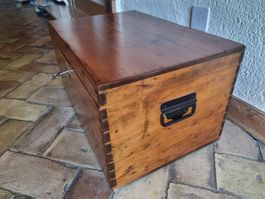 Coffre ancien XIXème siècle, en bois massif, restauré.