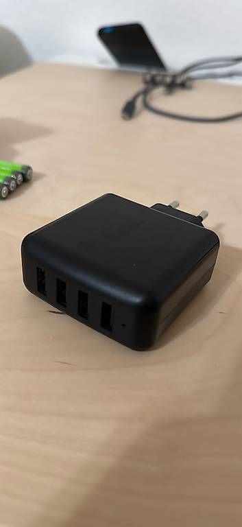 Caricabatterie: AmazonBasics 4-Port USB-Ladegerät (Modell B0773JCTRD) – Usato da Zürich venduto da pfu_v5ps