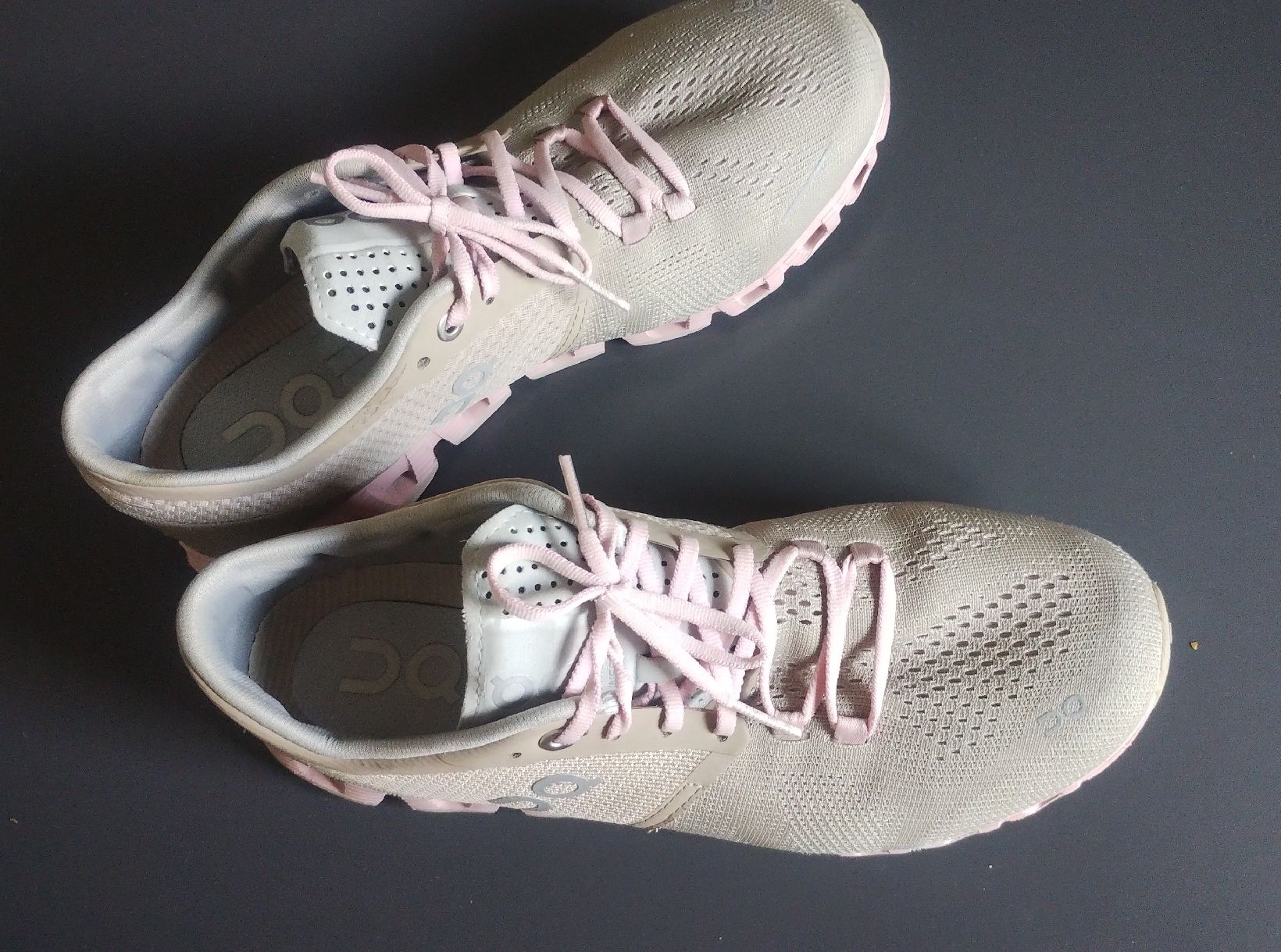On Scarpe da donna: On Cloud Schuhe Damen Grösse 39  – Usato da Schiers venduto da bak007
