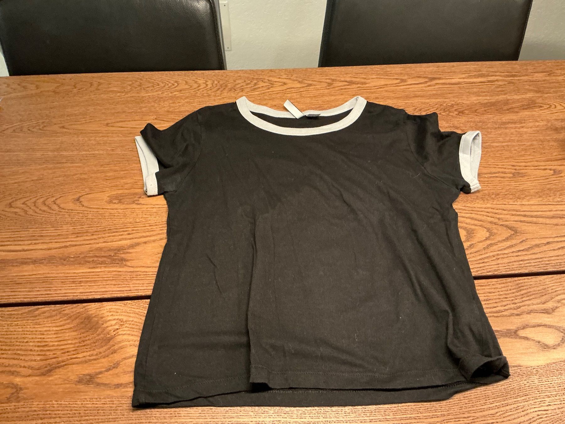 H&M T-shirt: Schickes, kurzes, schwarzes T-Shirt mit hellgrauem Rand – Usato da Würenlos venduto da Chicca2004 1