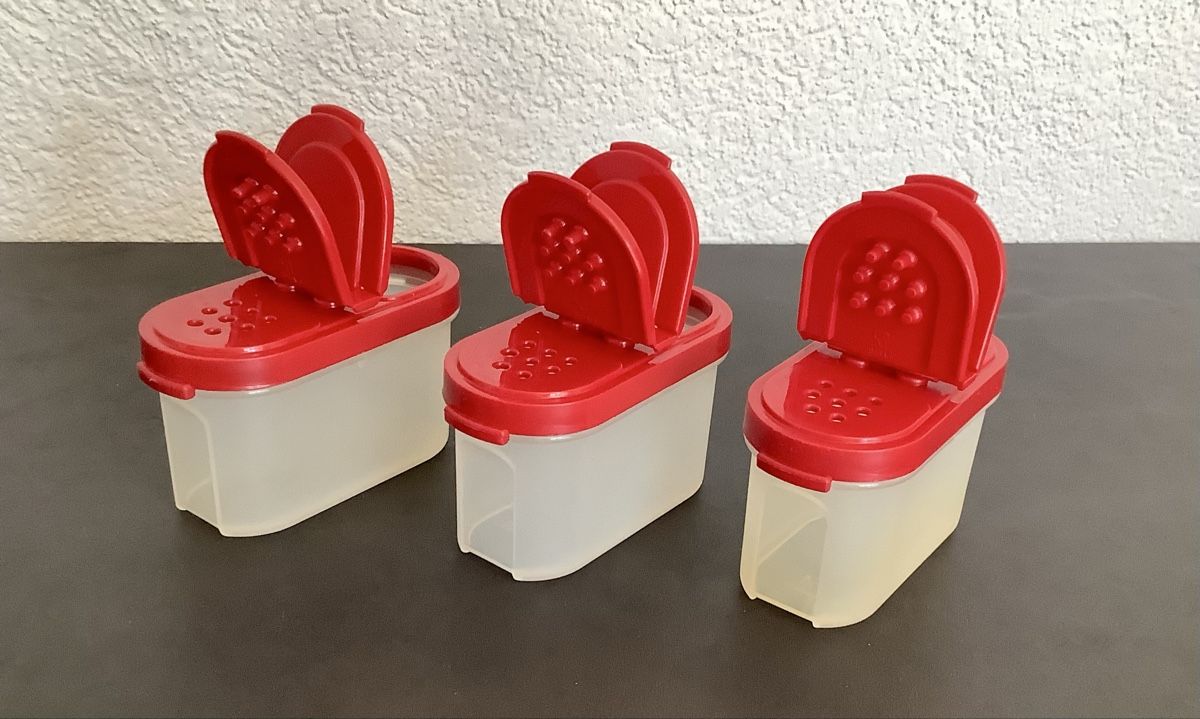 Tupperware Behälter & Ähnliches: Tupperware 3x Gewürzdosen rot/transparent  – Gebraucht aus Züberwangen von benjause