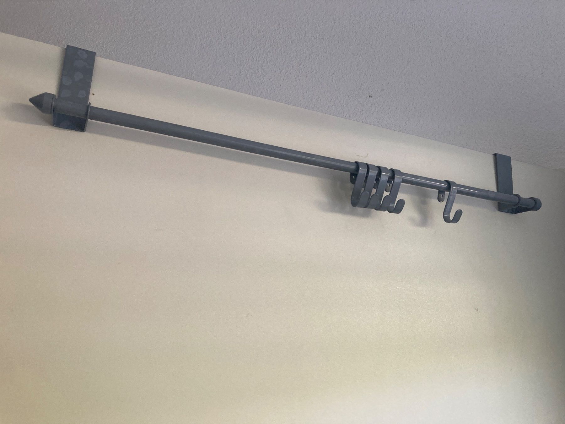 Ferramenta: Türgarderobe einfach einhängen METALL – Usato da Stäfa venduto da ARBEITSLOS-DANKE
