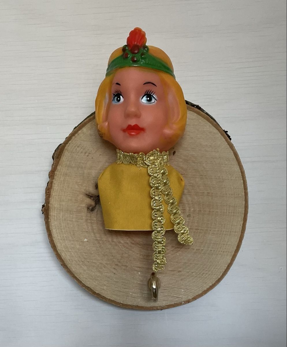 Guardaroba: Garderobe mit Kasperli Figur – Usato da Zürich venduto da Refereefair 2