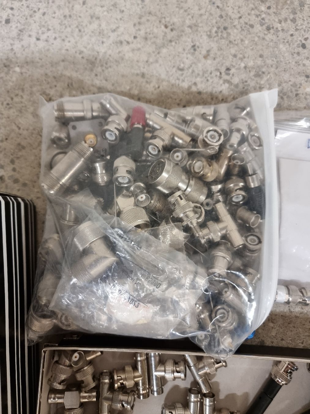 Componenti elettronici: Lot connecteur RF – Usato da Chêne-Bougeries venduto da SKPP 1