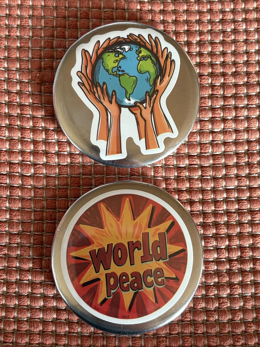 Broches & Aiguilles: Frieden Brosche / Peace Button 2er Set – Neuf (Voir description) à Rümlang par BoutiqueMonique16