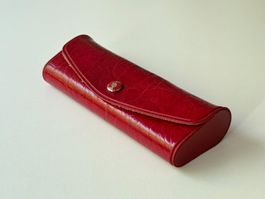 étui à lunettes rigide rouge – cuir ou similicuir ?