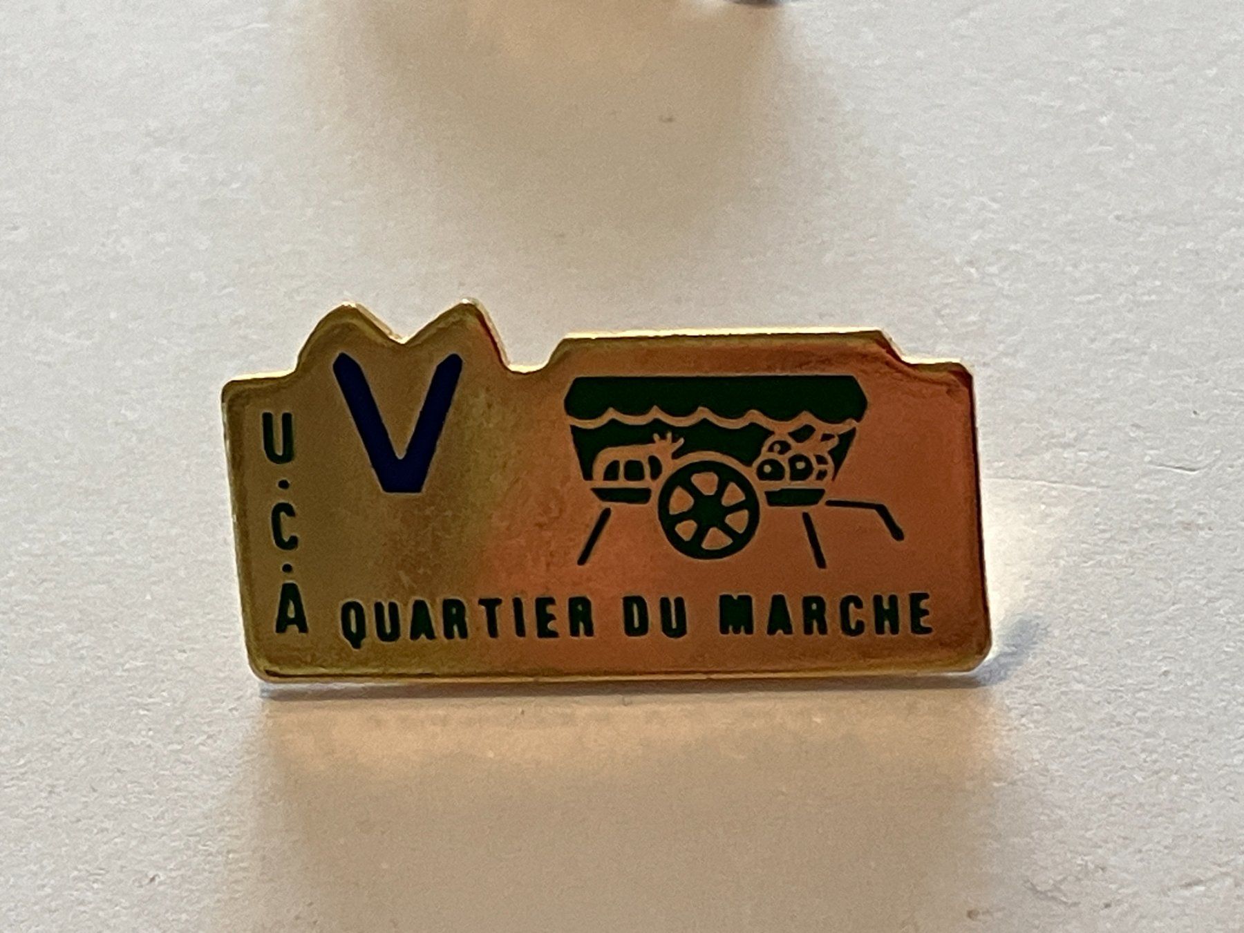 Placchette & Badge: 1 Pin Quartier du Marche UCA – Usato da Basel venduto da djwwpp
