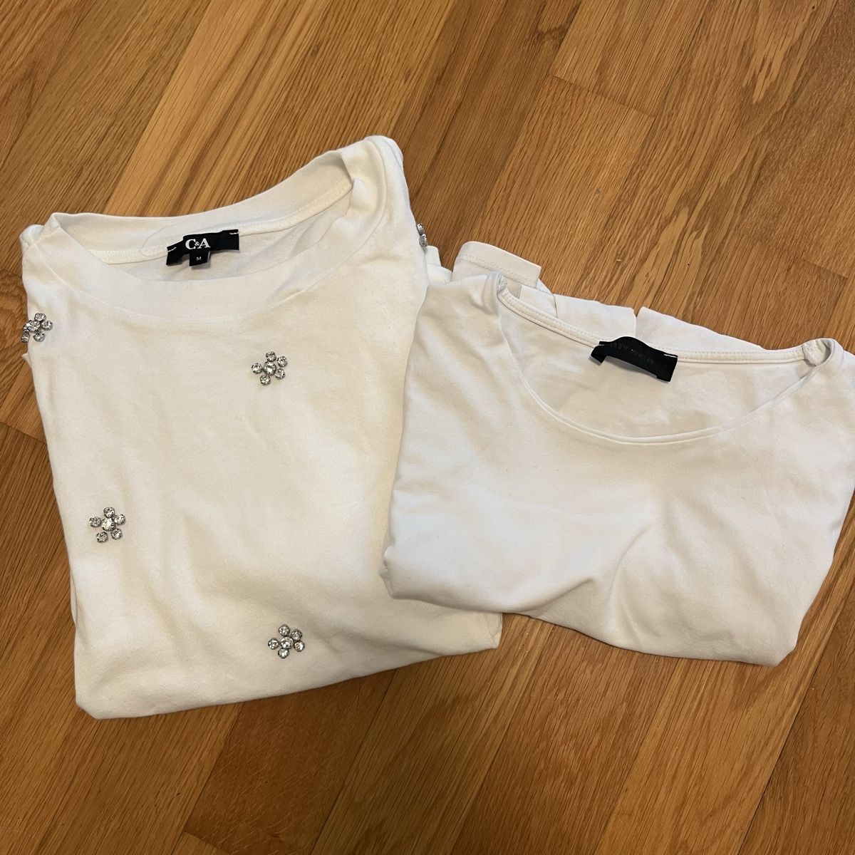 C&A Lotti di vestiti: Set: weisses Langarmshirt und Tshirt mit Glitzerblumen – Usato da Möhlin venduto da eny_lsk7