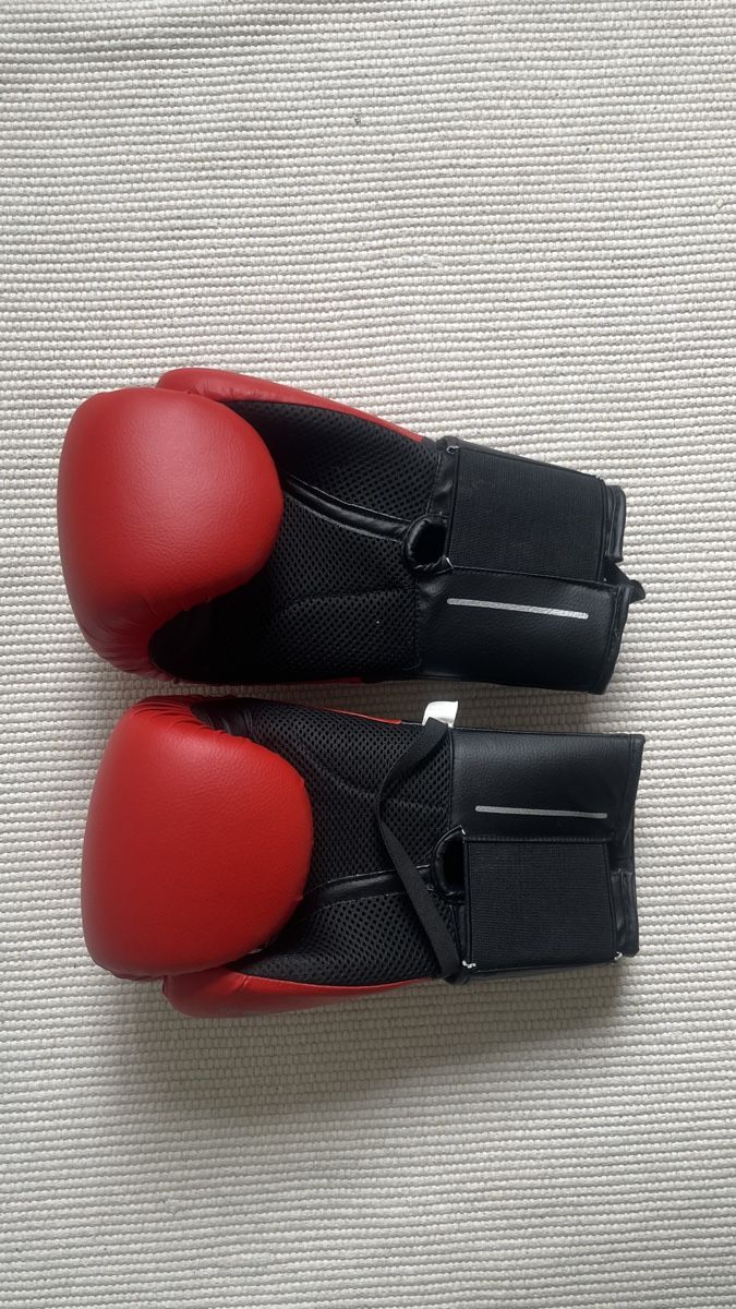 Guanti & manicotti: Boxing gloves Outshock 12oz – Usato da Zürich venduto da AnnaM_ 1