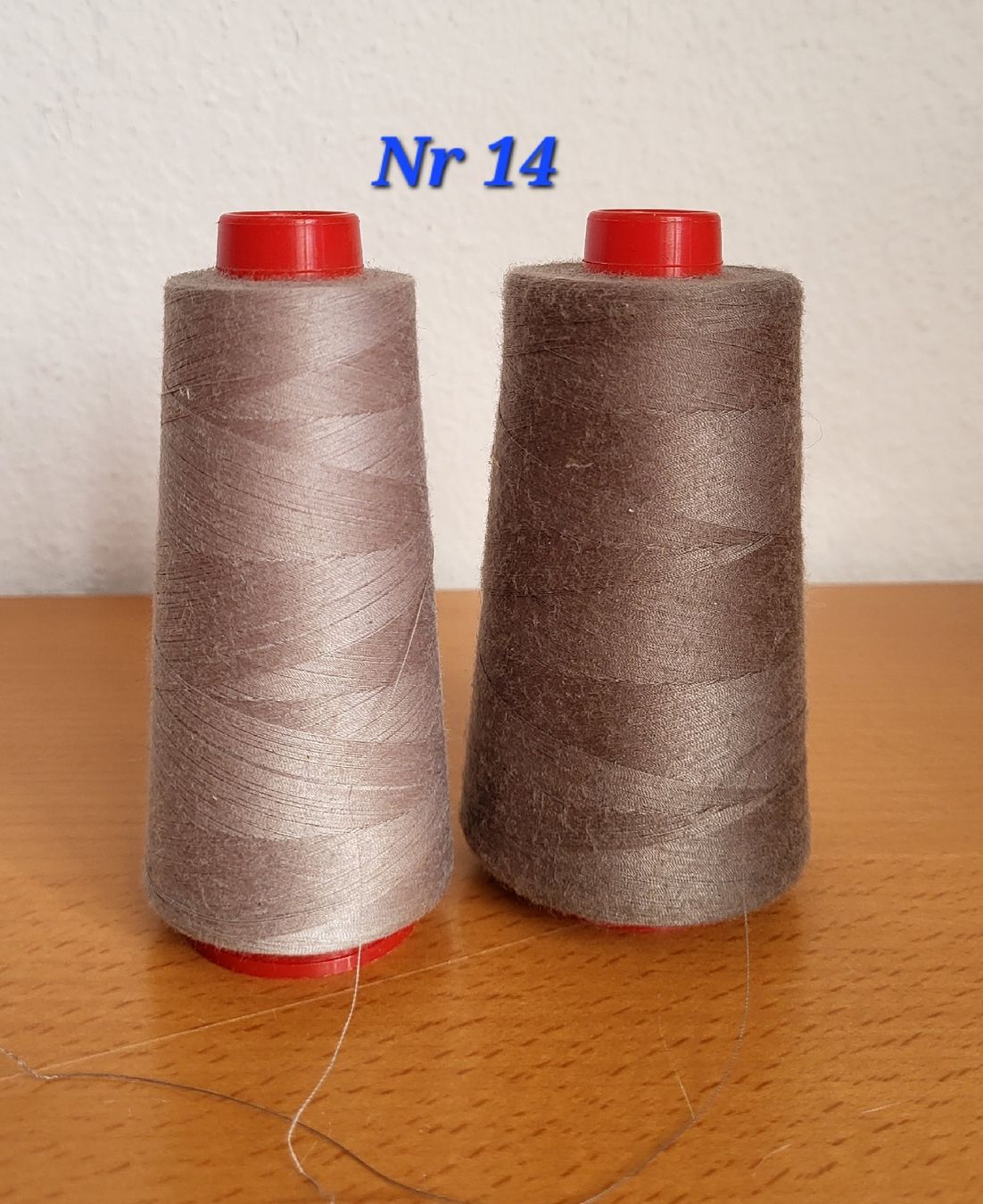 Cordelettes & Fils: Overlockfaden, Farbe Taupe, Nr. 14 – D'occasion à Winterthur par Baer49