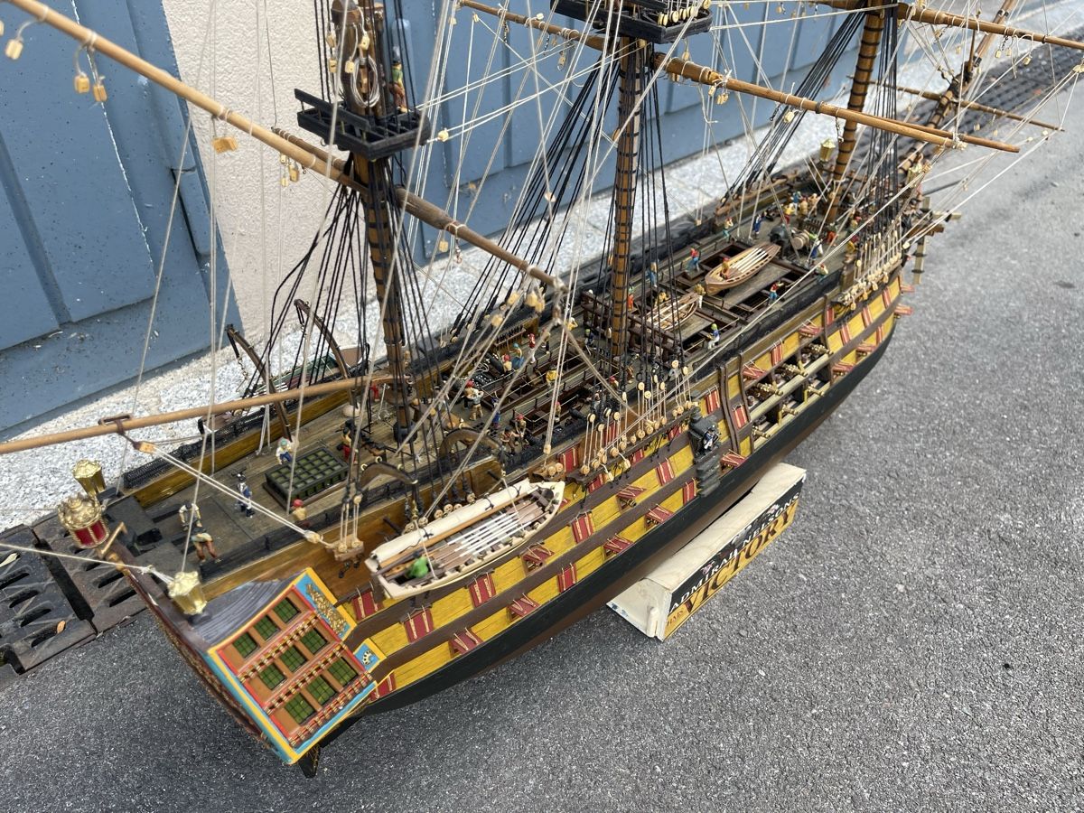 Kit di modellismo & Modellini statici: Schiffsmodell HMS Victory Schnittmodell mit Vitrine – Usato da Basel venduto da torthum 1