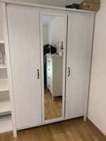 Grosser Kleiderschrank mit Spiegel - Ideal für den Winter!