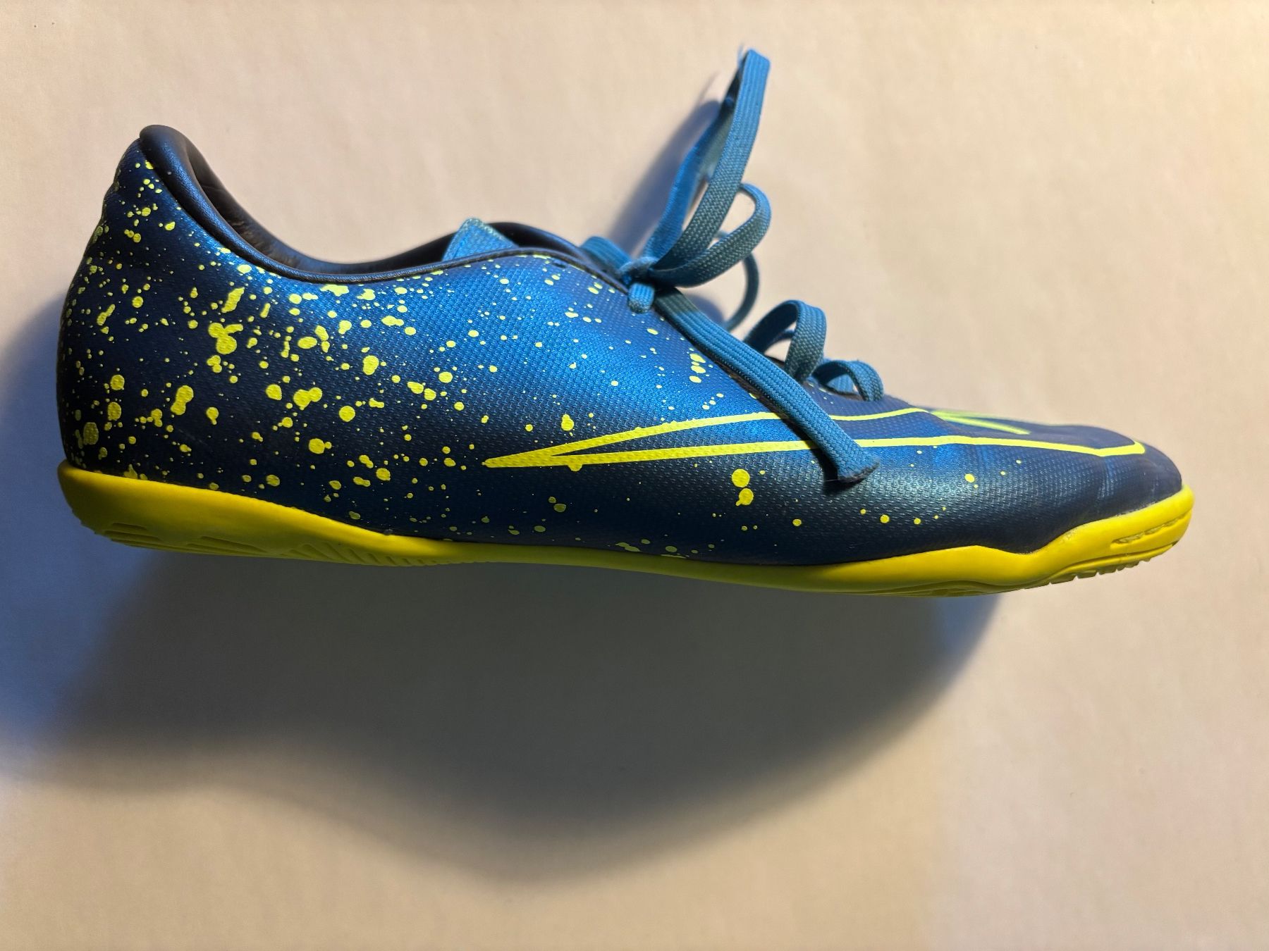 Nike Chaussures hommes: Blau/ gelbe Nike Hallenschuhe – D'occasion à Sulz AG par ZIRON-ART