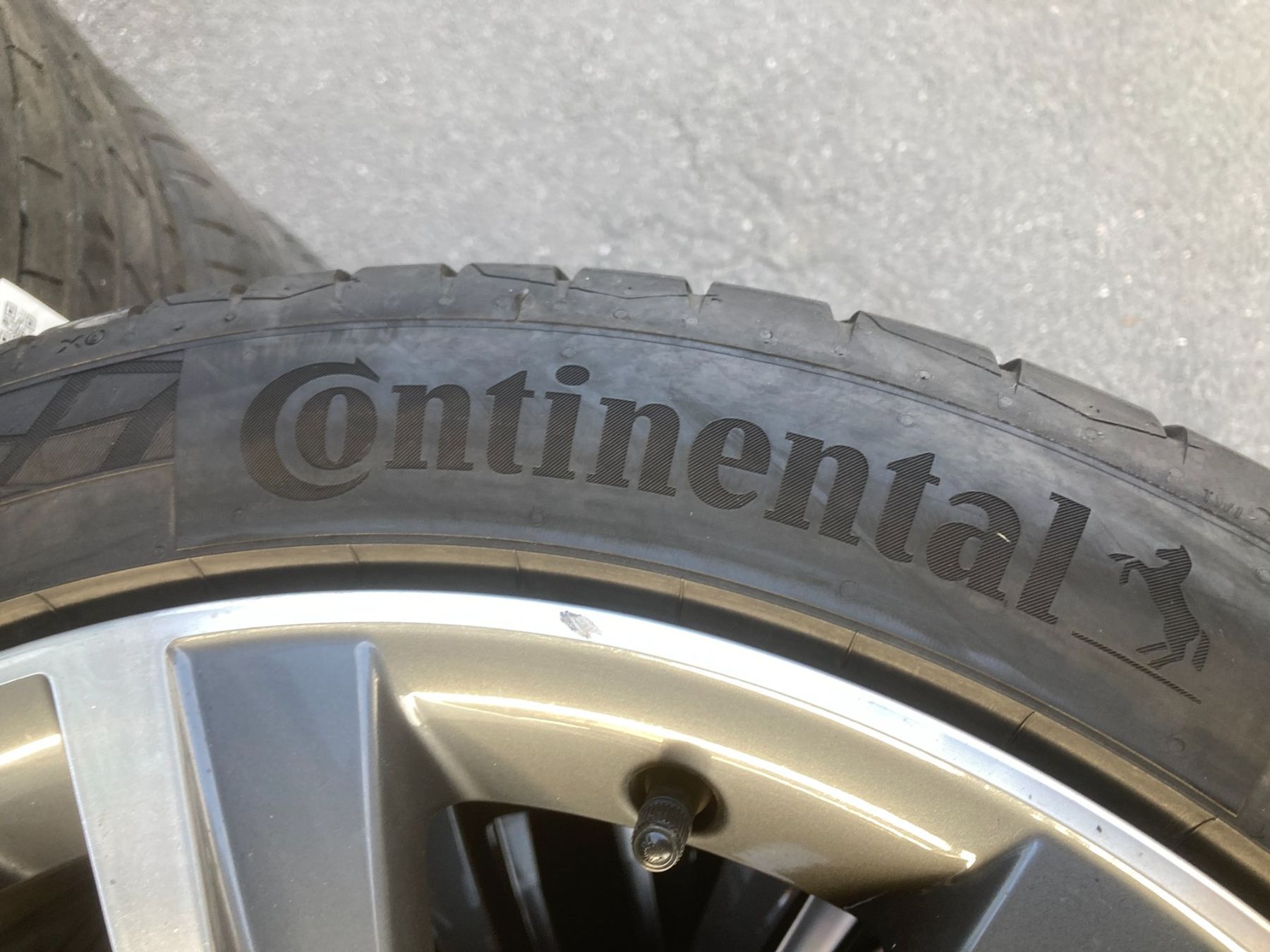 Seat Pneus & Kompletträder: Seat Alhambra Sommerräder  225/45R18 Continental / Pirelli – Gebraucht aus Cham von Cham6332 6