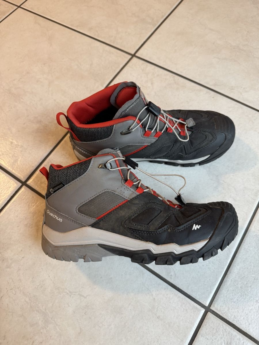 Decathlon Scarpe per ragazzi: Outdoorschuhe Quechua, Grösse 37 – Usato da Winterberg ZH venduto da Grischa78 1