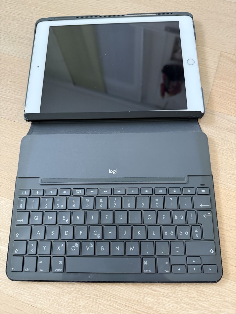 Apple Tablet PC: Apple ipad 5. Generation Wifi MIT Logitech Tastatur – Usato da Solothurn venduto da SusanneL01 3