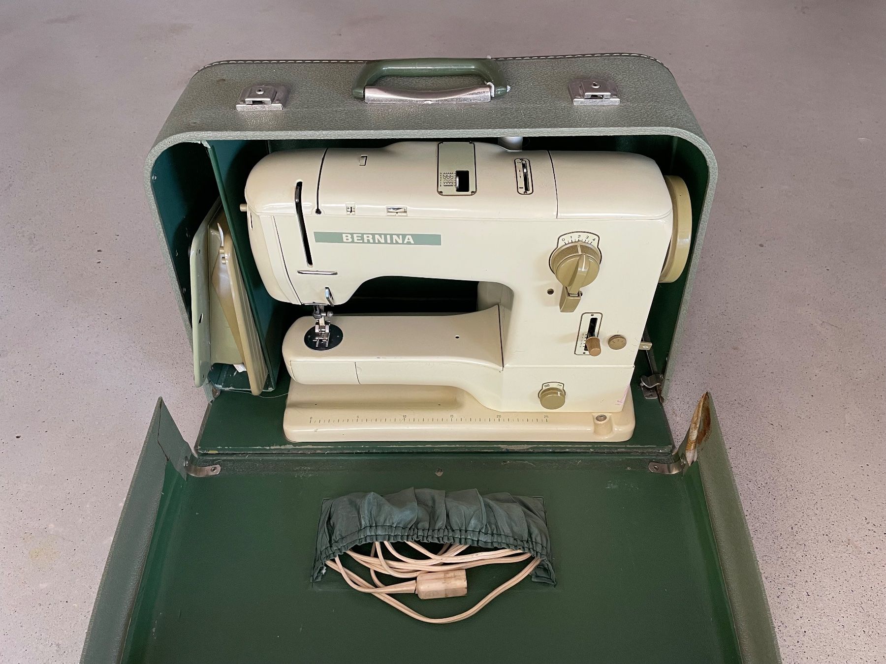 Bernina Machines à coudre: Nähmaschine Bernina record 731 – Défectueux à Jonen par Canadas