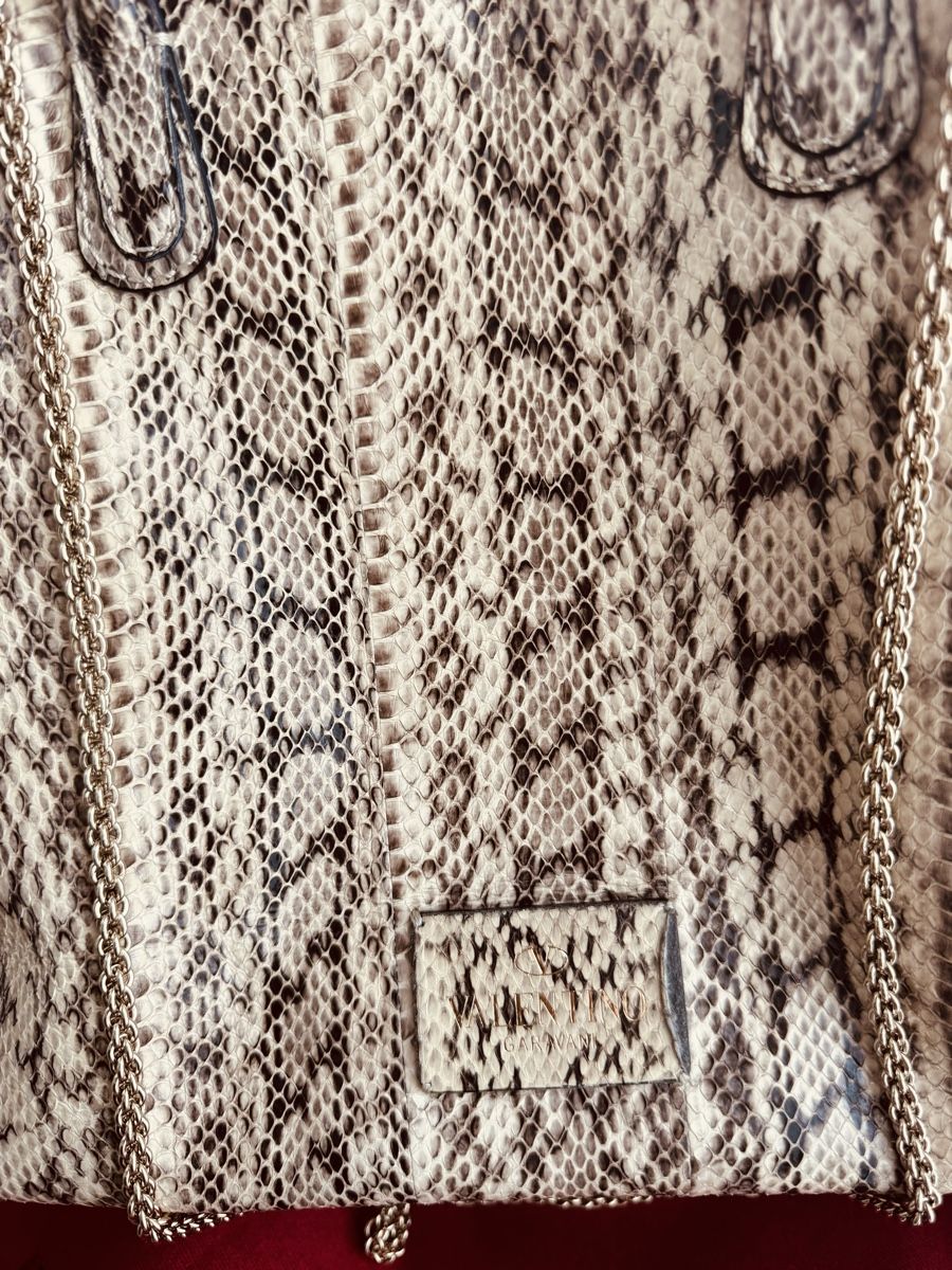Valentino Sacs femmes: Valentino Garavani Python Tasche beige/schwarz neuwertig – D'occasion à Meggen par con_5djh 1