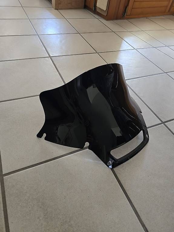 Tutti i ricambio per moto: Harley Windshield Low Rider ST dark black – Usato da Biel-Benken BL venduto da Tizi218 2